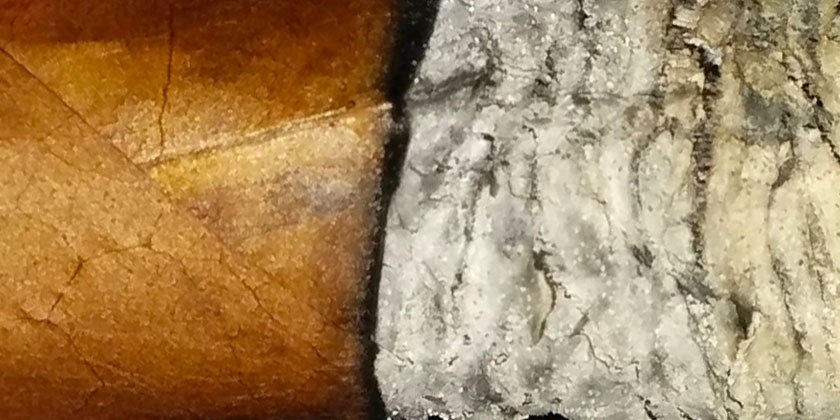 Points blancs sur la cendre de mon cigare